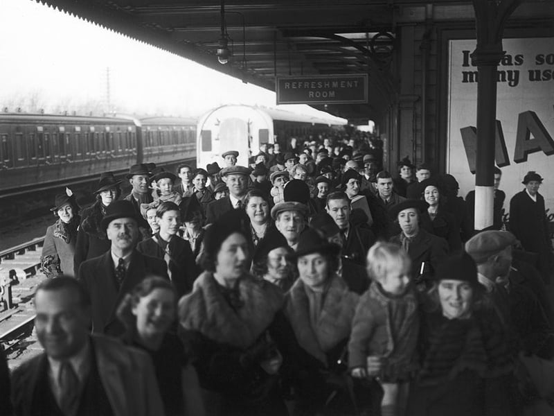 Parents and relatives of evacuees jam the platform waiting for a train to go see their loved ones in 1939. Photo: Getty Images