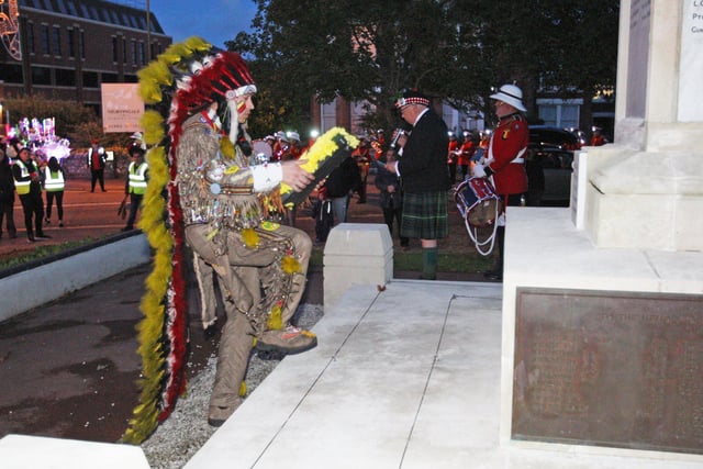 Littlehampton Bonfire Society chairman Barry Bastable lays a wreath SUS-211031-014204008