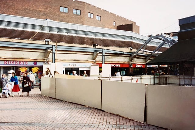 The roof structure being put in place at Swan Walk in 1989