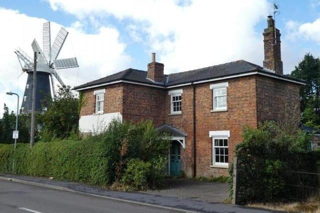 The Railway Hotel was situated on Station Road, Heckington. This was a Soames Brewery pub that was sold to Steward & Patteson in 1949. It was closed in 1967 and is now a private house. EMN-220120-122203001