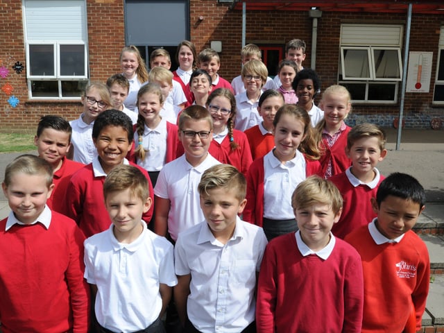 Stanground St John's C of E primary school year 6 leavers Y617 EMN-170308-134530001