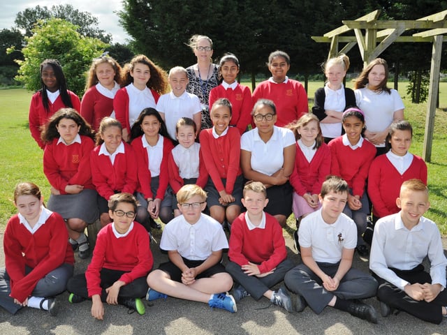 Middleton primary school year 6 leavers Y617 EMN-170308-133833001