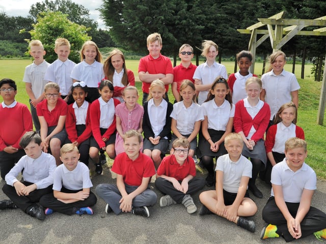Middleton primary school year 6 leavers Y617 EMN-170308-133821001