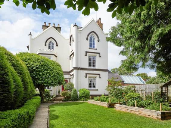 This stunningthree-storey grade II listed home with a basement and double garage has come on the market in the town centre of Banbury.(Image from Rightmove)