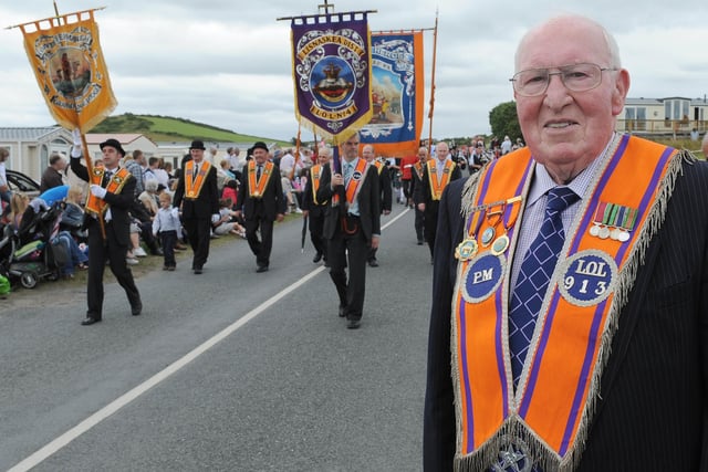 Mandatory Credit: Rowland White/Presseye
Donegal Twelfth
Venue: Rossnowlagh
Date: 10th July 2010
Caption: James Murphy from LOL 913 (Ballymoney District) surveys the parade