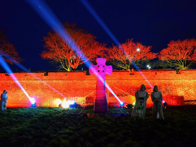 Derry’s Illuminate Festival Island of Derry on the city walls overlooking the Bogside.  DER2207GS – 009