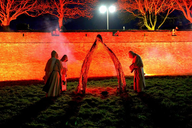 Derry’s Illuminate Festival Island of Derry on the city walls overlooking the Bogside.  DER2207GS – 010