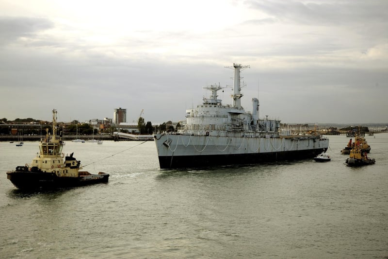 12th September 2008. Falkland's veteran Royal Navy assault ship HMS Intrepid being towed by Portsmouth naval base tugs, past the Round Tower at Old Portsmouth, as former crew members and well wishers see the ship leave harbour for the last time. The News 083744-0107