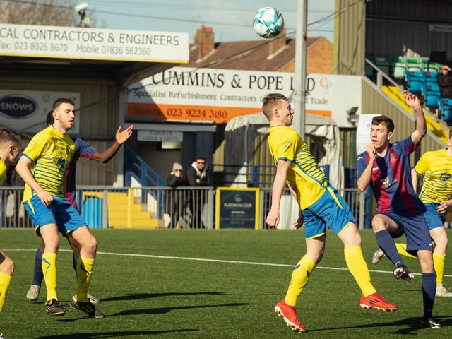 US Portsmouth (maroon/blue) v Locks Heath. Picture: Keith Woodland