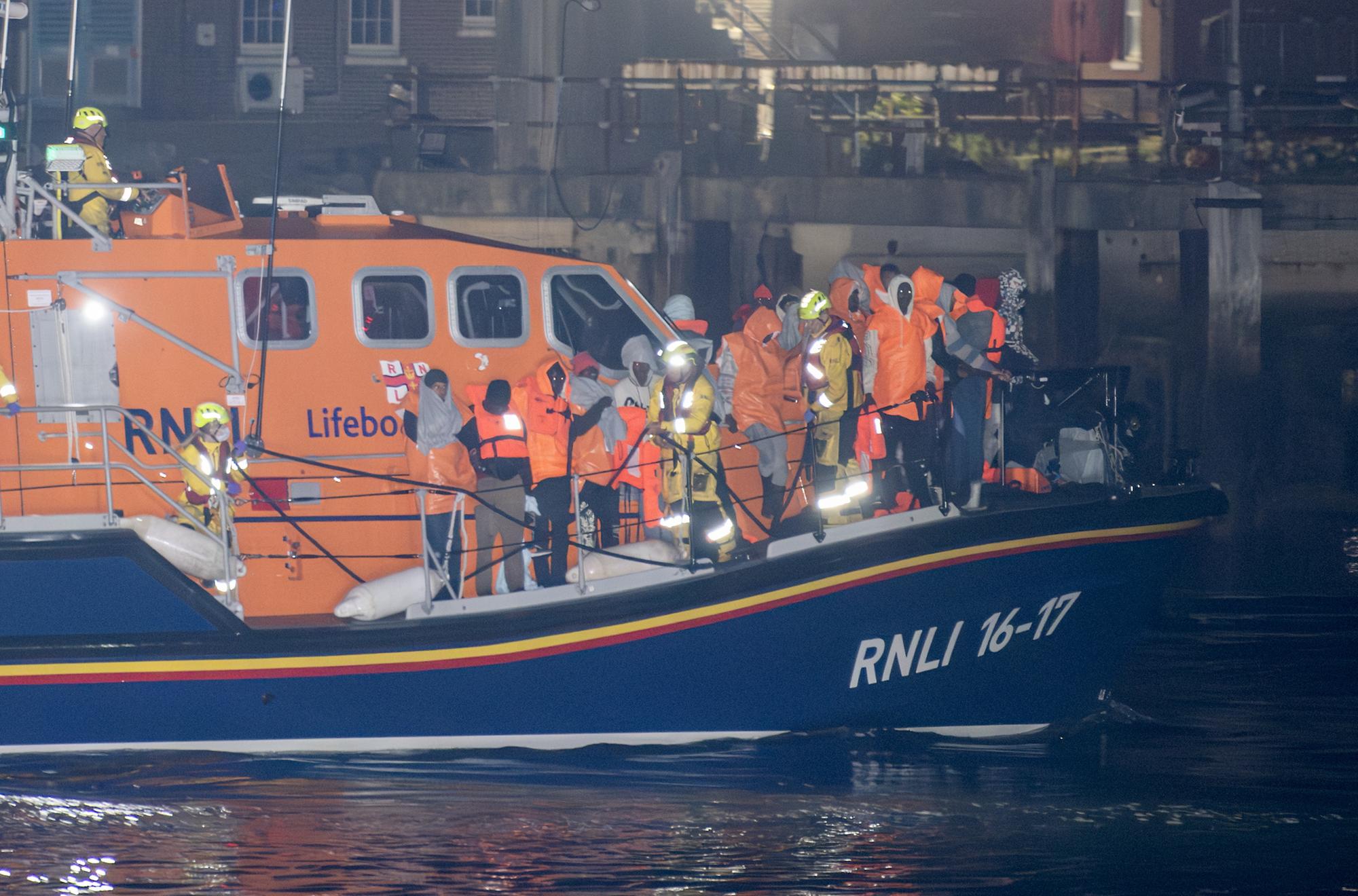 Pictures show migrants brought ashore by RNLI in Gosport