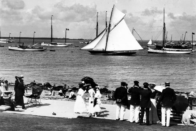 People watching the boats from the promenade, in about 1900.  (Photo by F.J. Mortimer/Hulton Archive/Getty Images)