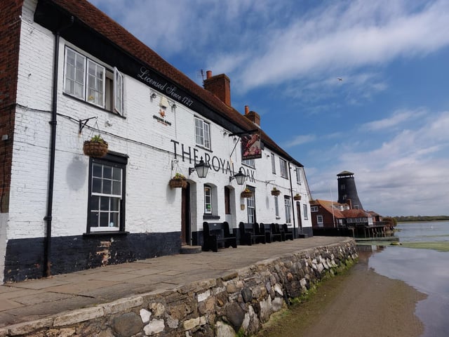 The Royal Oak on Langstone High Street, offers stunning vies across Langstone Harbour. It has a rating of 3.5 from 1,222 TripAdvisor reviews.