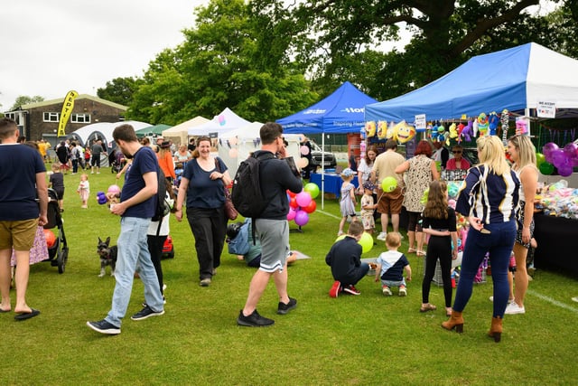 Pictured is: Crowds art the fetePicture: Keith Woodland (230621-67)