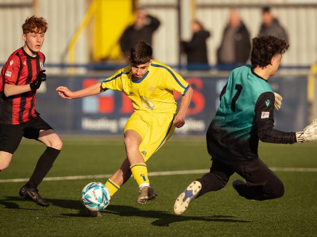 Action from the U16 GEC Marconi Invitation Cup final between Horndean Hawks Condors (red/black) and Pickwick Youth Panthers (yellow). Picture: Keith Woodland (260221-537)