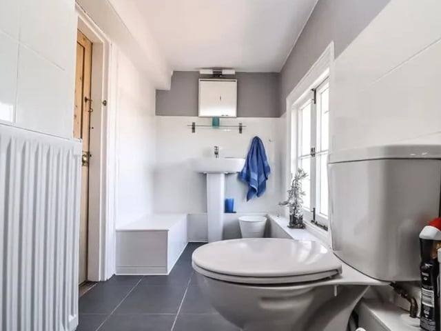 Cameron House is located near local schools including St John's College and Cottage Grove Primary School, and it also has easy access to the M275.