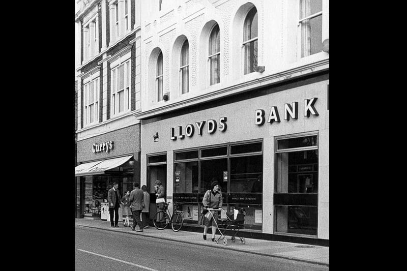 West Street, Havant 1981. Currys and Lloyds Bank. Picture: The News 3539-1C