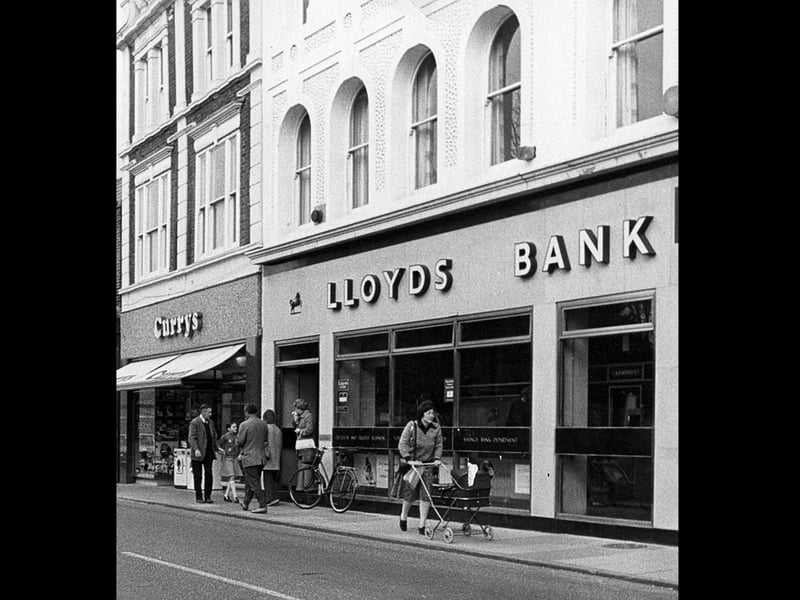 West Street, Havant 1981. Currys and Lloyds Bank. Picture: The News 3539-1C