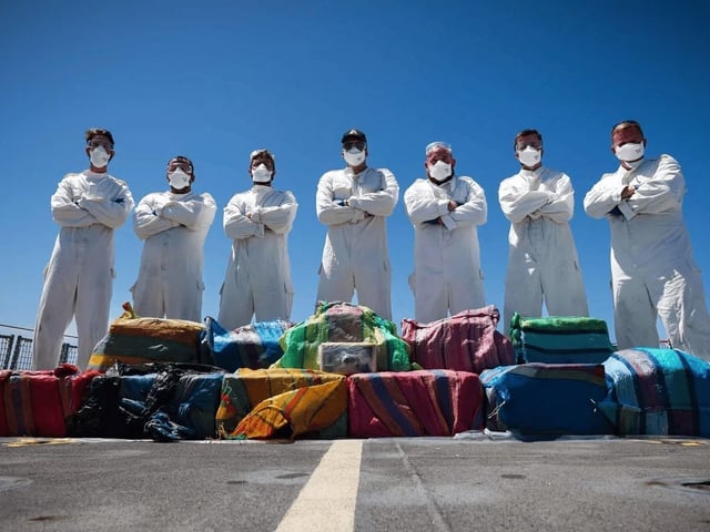 Portsmouth-based warship HMS Trent has seized £160m of cocaine from a submarine in the Caribbean Sea.