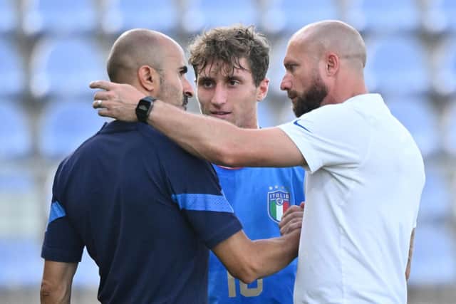England under-19s head coach Ian Foster shake hands with Italy's head coach Carmine Nunziata after England's Euro 2022 semi-final win. Picture: JOE KLAMAR/AFP