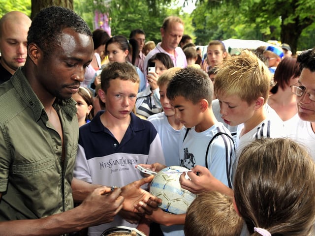 John Utaka signing autographs at Play Day in Staunton Country Park in 2008