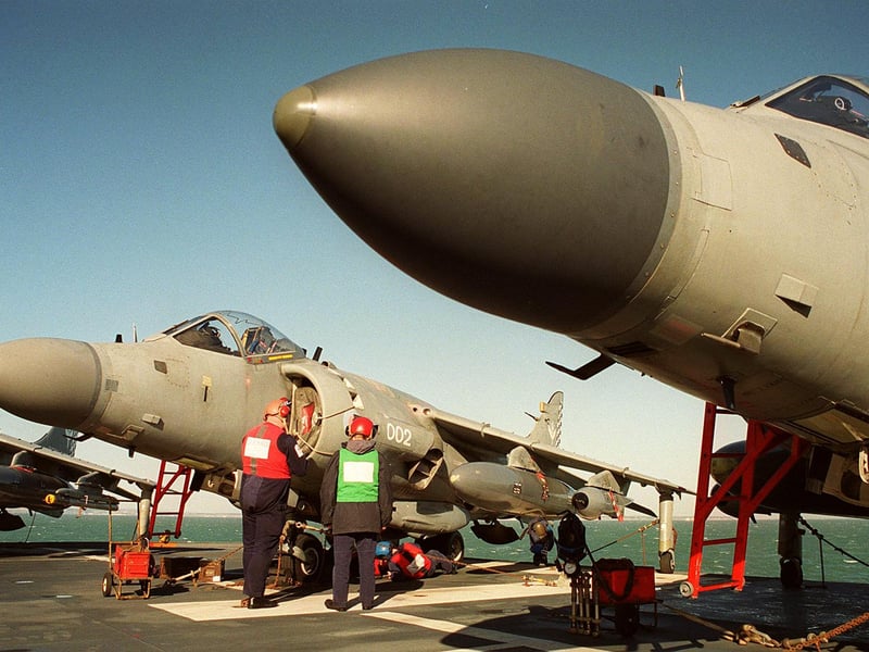 On board aircraft carrier HMS Illustrious in October 1999. The News 994969_illust2