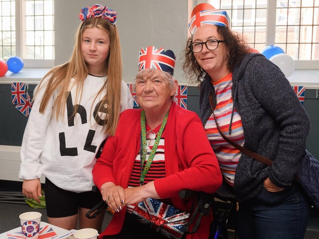 Poppy, Tina, and Sophie Howell (040621-7)