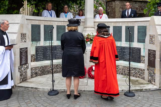 Mrs Bella Birdwood (Deputy Lieutenant for Hampshire) and Councillor Diana Patrick (Worshipful Mayor of Havant) lay a wreath at the memorial service. Picture: Mike Cooter (090622)