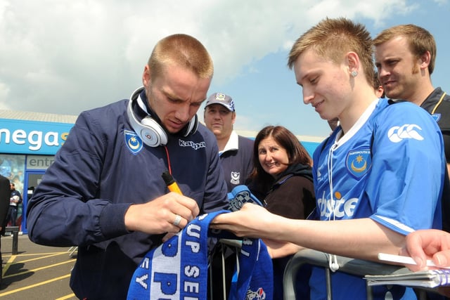 Jamie O'Hara makes these fans' day ahead of Pompey's FA Cup final appearance against Chelsea at Wembley in 2010.