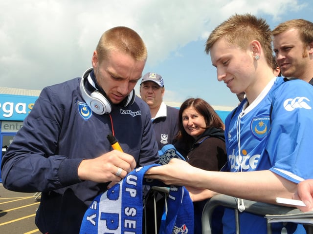 Jamie O'Hara makes these fans' day ahead of Pompey's FA Cup final appearance against Chelsea at Wembley in 2010.