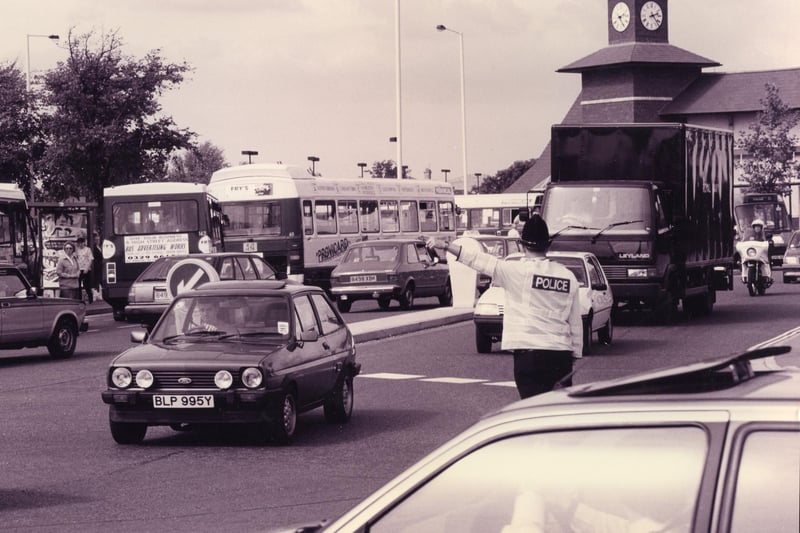 Bomb alert in Gosport reqires extra police to be brought in to deal with diversions at Creek Road in September 1993. The News PP4442