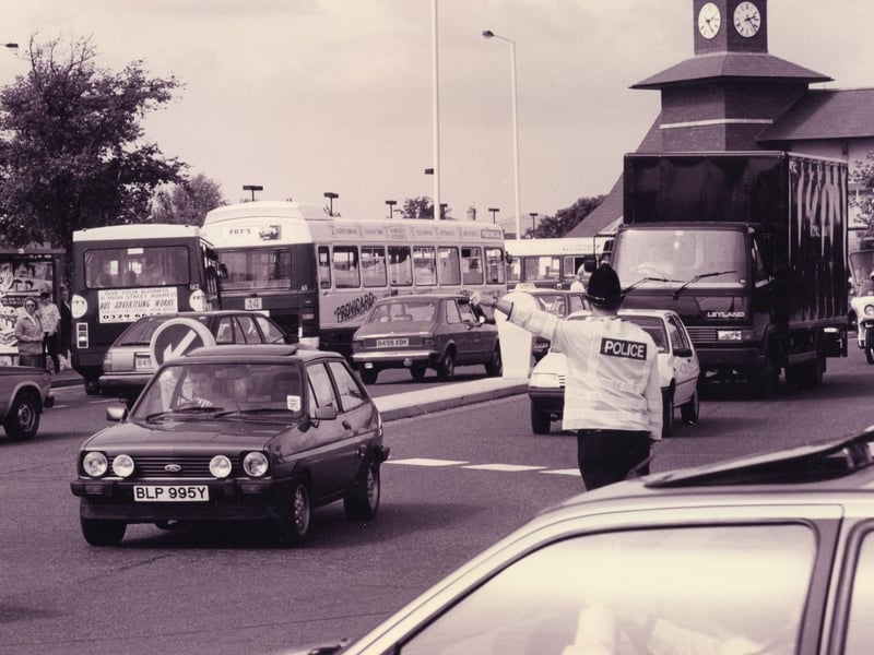 Bomb alert in Gosport reqires extra police to be brought in to deal with diversions at Creek Road in September 1993. The News PP4442