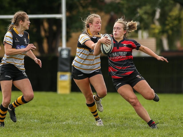Portsmouth (yellow/gold/black) v Cullompton. Picture by Nathan Lipsham