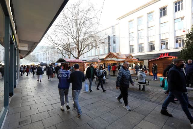 Christmas shoppers on the last Saturday before Christmas in Commercial Road
Picture: Chris Moorhouse (jpns 181221-23)