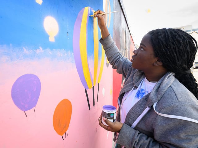 Pictured is: One of the many artists at wok in Wiltshire Street and Meridian RoadPicture: Keith Woodland (140921-87)
