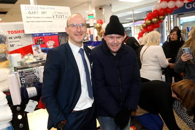 Pictured is (L-R) Tesco store manager Rob Milner with Gary Smy.

Picture: Sam Stephenson.