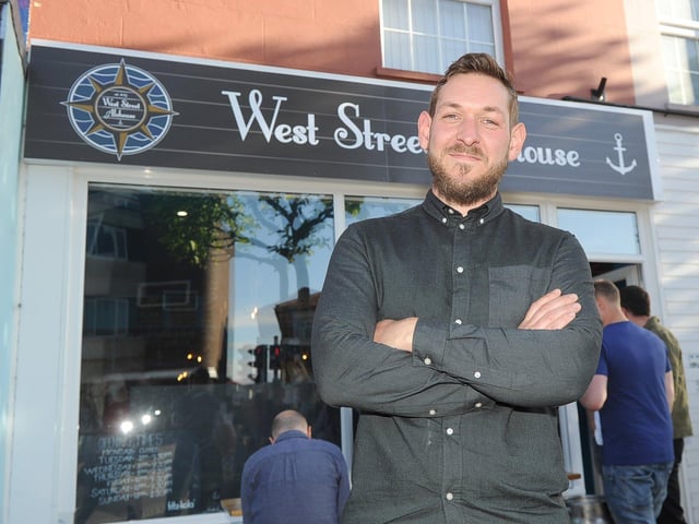 Fareham’s first micropub opened in 2019, within walking distance of the bus and rail stations. The bar serves three ales on handpump, five craft beers from the tap wall and up to four ciders, all of which are listed on the TV screen. There is a bottle shop with local and foreign cans and bottles available to buy. Hungry drinkers can bring in takeaway food, and a list of recommended outlets is displayed