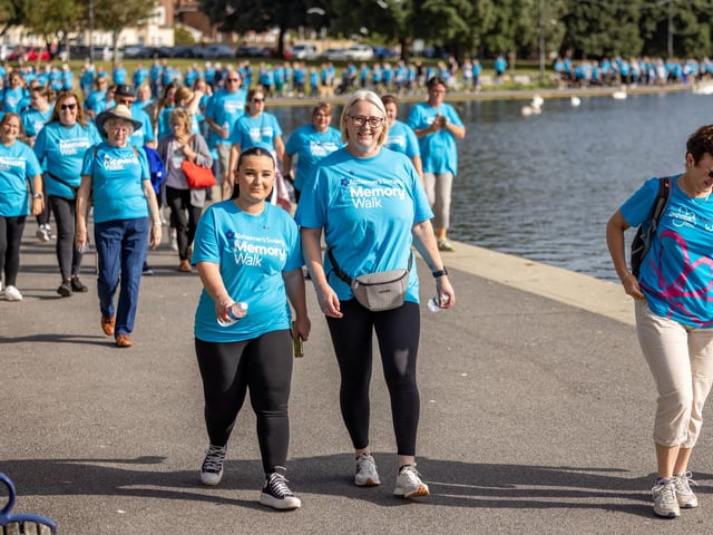 Some of 900 participants of the Alzheimers Memory Walk around Canoe Lake. Picture: Mike Cooter