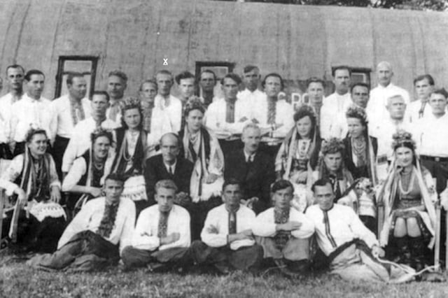 The choir comprising displaced Ukrainian nationals. Mykola Smalec can be seen with an X above him.