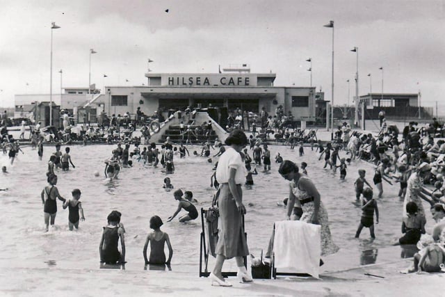 The paddling pool and cafe at Hilsea Lido, Portsmouth, possibly in the late 1940s.