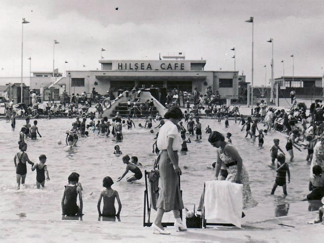 The paddling pool and cafe at Hilsea Lido, Portsmouth, possibly in the late 1940s.