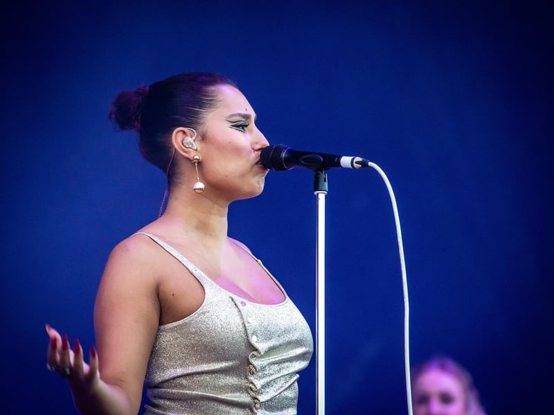 Raye wowed the crowd with her incredible performance at Victorious Festival on Friday evening.