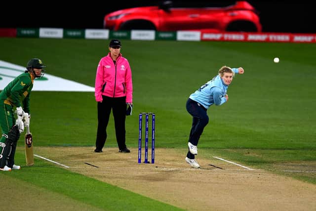 Charlie Dean bowls during the 2022 Women's Cricket World Cup semi-final win against South Africa. Photo by Sanka Vidanagama / AFP.