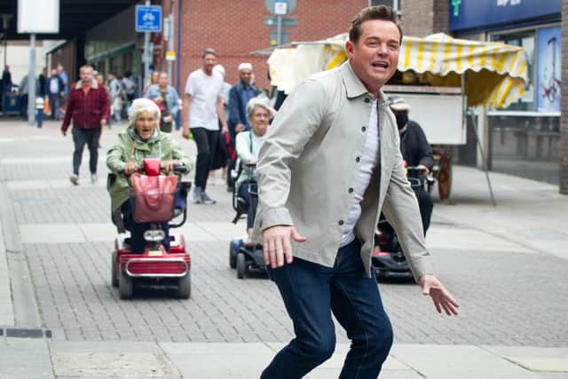ITV show In For A Penny presenter Stephen Mulhern draws large crowds whilst filming in Portsmouth on Thursday 2nd September 2021

Pictured: Stephen Mulhern with Portsmouth residents during filming at Commercial road, Portsmouth

Picture: Habibur Rahman