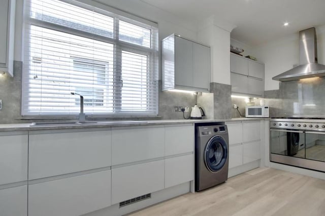 Chatsworth Avenue, Cosham, has a lovely kitchen which is modern and contemporary and has a fitted dual oven.