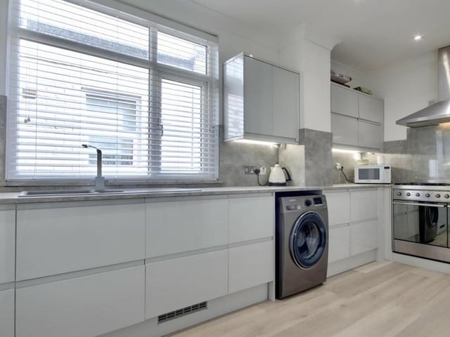 Chatsworth Avenue, Cosham, has a lovely kitchen which is modern and contemporary and has a fitted dual oven.