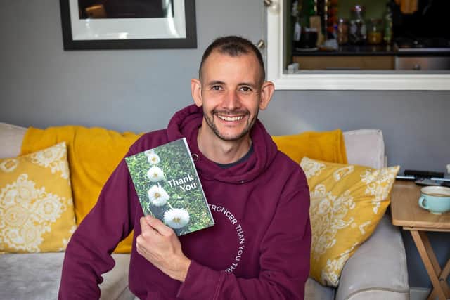 Kidney donor Gareth Hoole (37) with the card he received from the medical staff. Picture: Mike Cooter (291021)