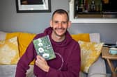 Kidney donor Gareth Hoole (37) with the card he received from the medical staff. Picture: Mike Cooter (291021)