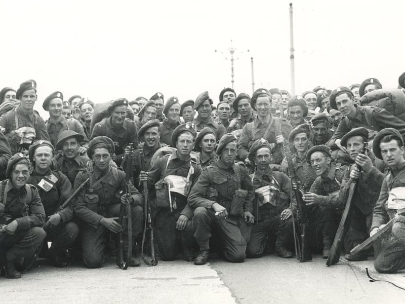 In preparation for DDay, troops gather on Southsea Seafront(c) The News, War Series 2908
