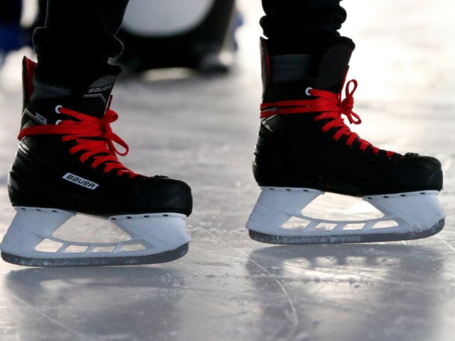 Portsmouth on Ice opens, rink in Guildhall Square, Portsmouth
Picture: Chris Moorhouse (jpns 251123-18)