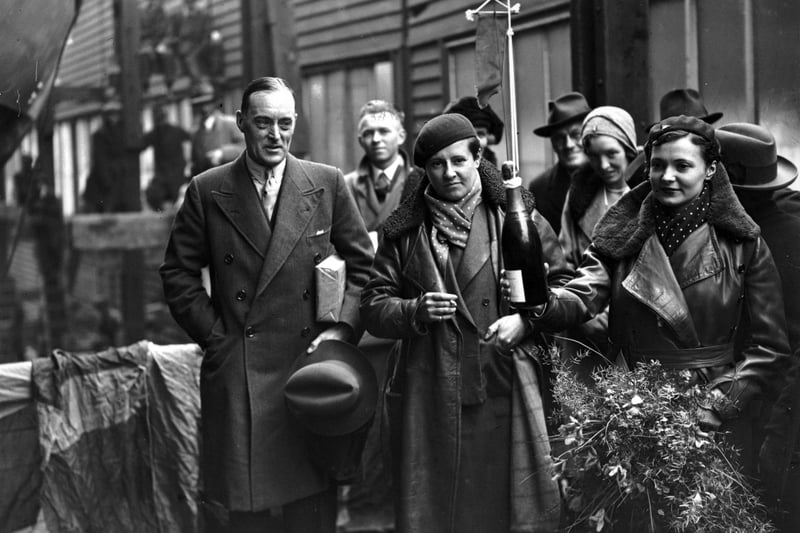 21st March 1931:  L to r, Sir Malcolm Campbell (1885 - 1949), Betty Carstairs and her friend Miss Jenkins who named Miss Carstairs' yacht 'Sonia II'  at a ceremony in Gosport, Hampshire.  Malcolm Campbell is to make a treasure hunting trip to the Cocos Islands in the yacht.  (Photo by A. Hudson/Topical Press Agency/Getty Images)